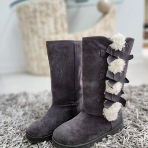 Cozy Gray Winter Boots with Bow Accents